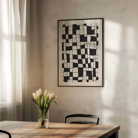 Med sitt dynamiske, bølgende rutemønster skaper denne sorthvitbeige plakaten en optisk illusjon som gir dybde og bevegelse til ethvert rom. Illustrasjon viser plakat med hvit kant i sort ramme.