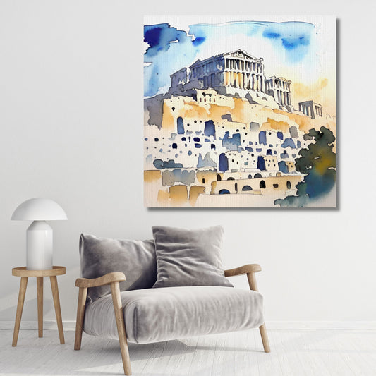 Kvadratisk akvarell i grafisk trykk av Akropolis. Motivet er i duse vannfarger i blått, hvitt, beige og mørk grå. På bildet henger motive på lerret på en lys vegg. Ved siden av står en lenestol med stoff i beige fløyel. Ved siden av stolen står det et lite bord med en hvir lampe.