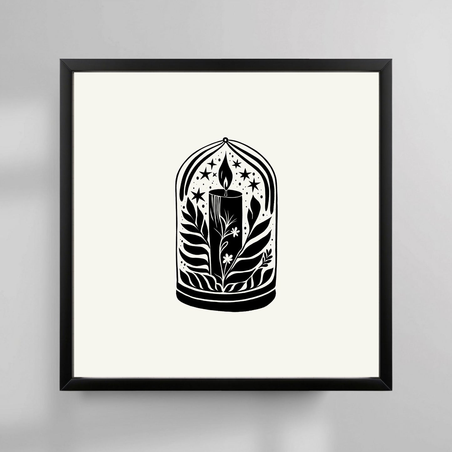 Denne vakre plakaten, med motiv av et tent lys omgitt av naturlige elementer, fremhever den rolige og varme stemningen som hører julen til. Med et minimalistisk og stilrent design i svart-hvitt, passer den perfekt inn i både moderne og tradisjonelle hjem. Illustrasjonsfoto viser plakat i sort ramme.