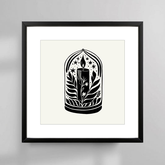 Denne vakre plakaten, med motiv av et tent lys omgitt av naturlige elementer, fremhever den rolige og varme stemningen som hører julen til. Med et minimalistisk og stilrent design i svart-hvitt, passer den perfekt inn i både moderne og tradisjonelle hjem. Illustrasjonsfoto viser plakat i sort ramme.