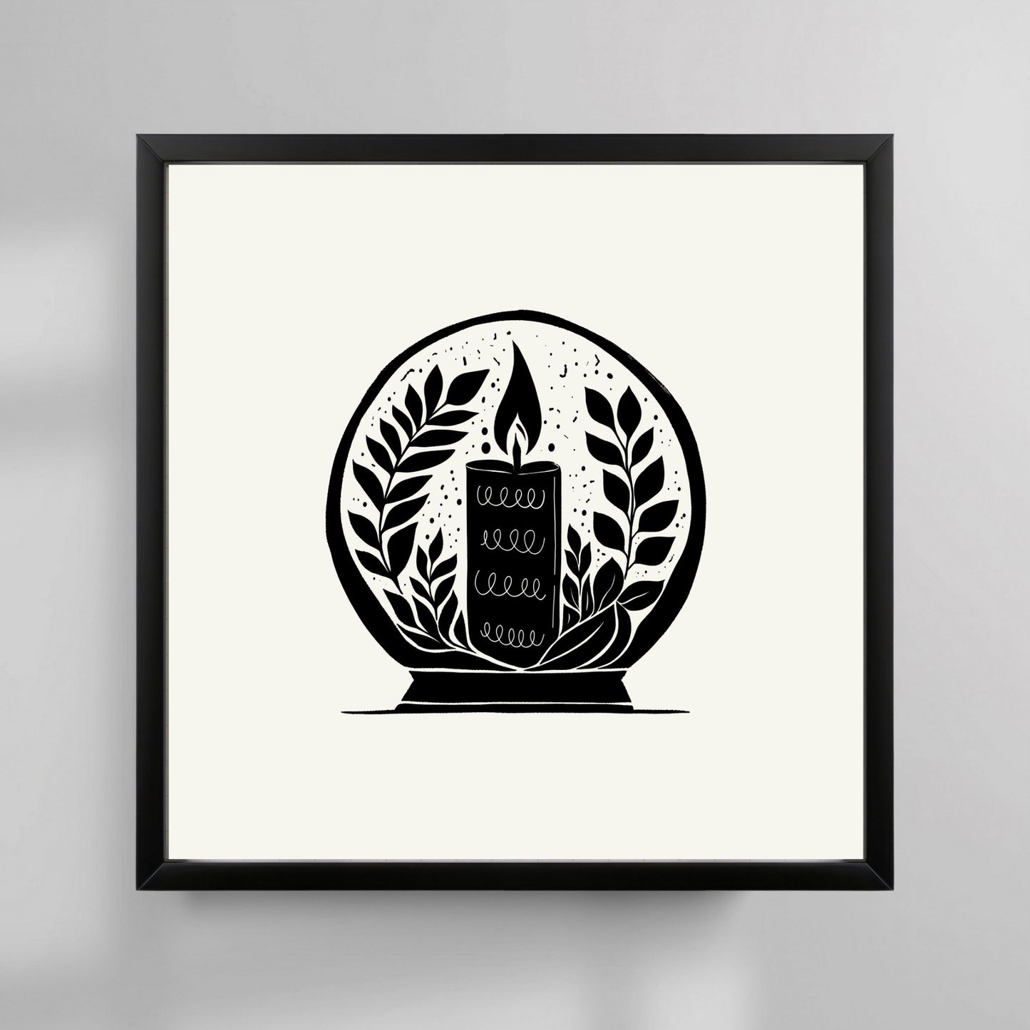 Denne vakre plakaten, med motiv av et tent lys omgitt av naturlige elementer, fremhever den rolige og varme stemningen som hører julen til. Med et minimalistisk og stilrent design i svart-hvitt, passer den perfekt inn i både moderne og tradisjonelle hjem. Illustrasjonsfoto viser plakat i sort ramme.