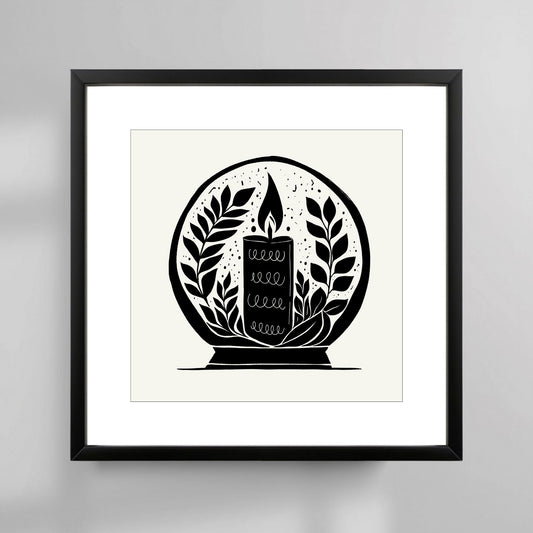 Denne vakre plakaten, med motiv av et tent lys omgitt av naturlige elementer, fremhever den rolige og varme stemningen som hører julen til. Med et minimalistisk og stilrent design i svart-hvitt, passer den perfekt inn i både moderne og tradisjonelle hjem. Illustrasjonsfoto viser plakat i sort ramme.