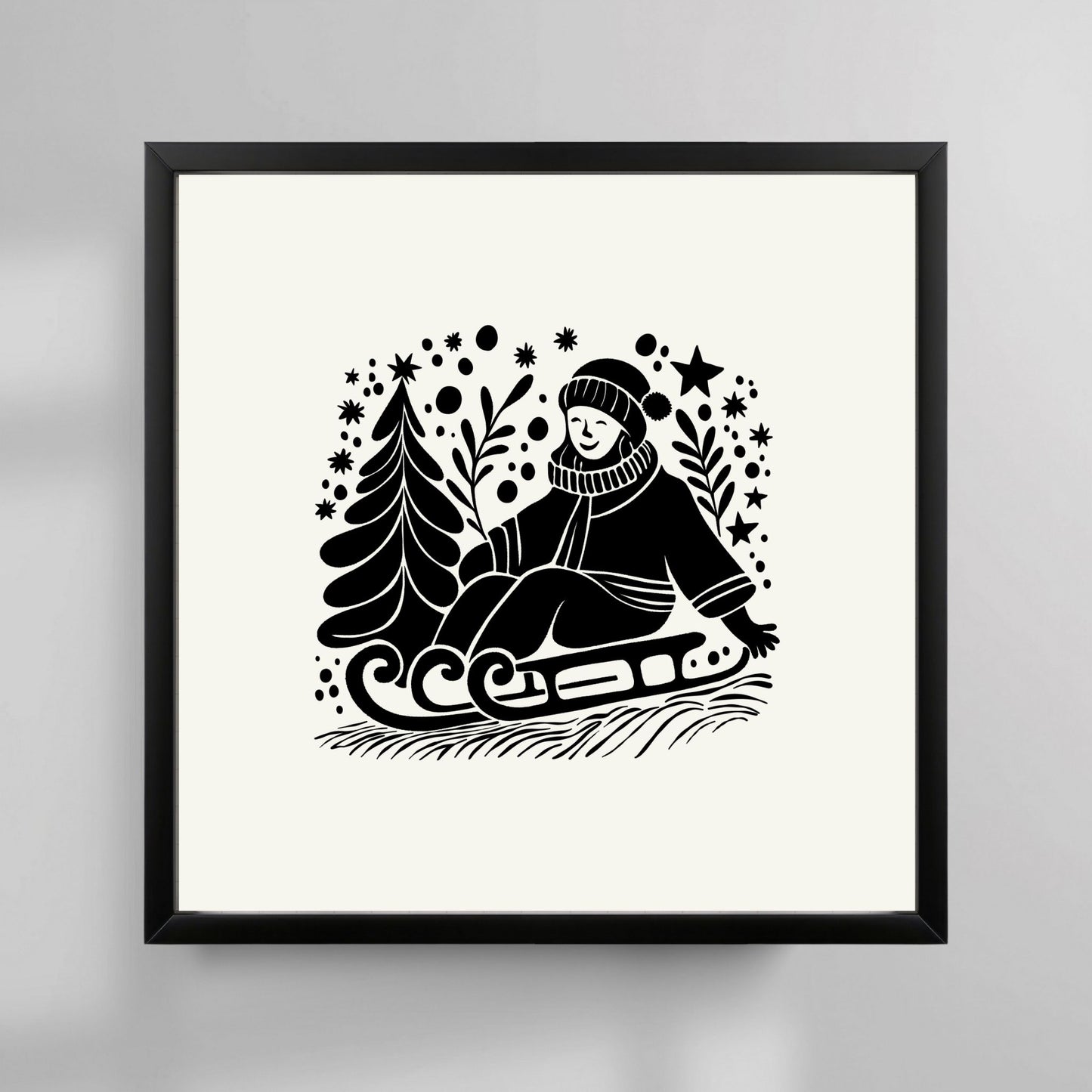 Dette tidløse motivet viser en person som koser seg på sledetur med et juletre, og fanger essensen av den nordiske julefeiringen. Plakatens rene, sorte linjer og detaljerte illustrasjon skaper en klassisk og harmonisk atmosfære, perfekt for juledekorasjon. Illustrasjonsfoto viser plakat i sort ramme.