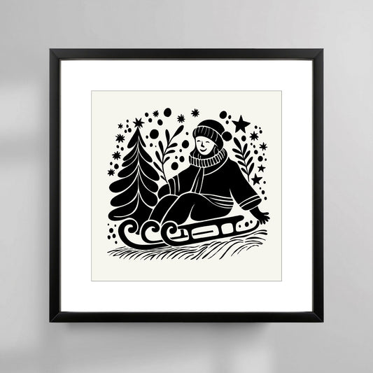 Dette tidløse motivet viser en person som koser seg på sledetur med et juletre, og fanger essensen av den nordiske julefeiringen. Plakatens rene, sorte linjer og detaljerte illustrasjon skaper en klassisk og harmonisk atmosfære, perfekt for juledekorasjon. Illustrasjonsfoto viser plakat i sort ramme.