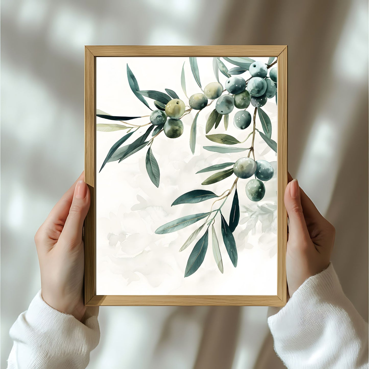 Dette vakre kunstverket skildrer en detaljert olivenkvist med modne oliven i en myk akvarellstil. Illustrasjon viser plakat i lys ramme.