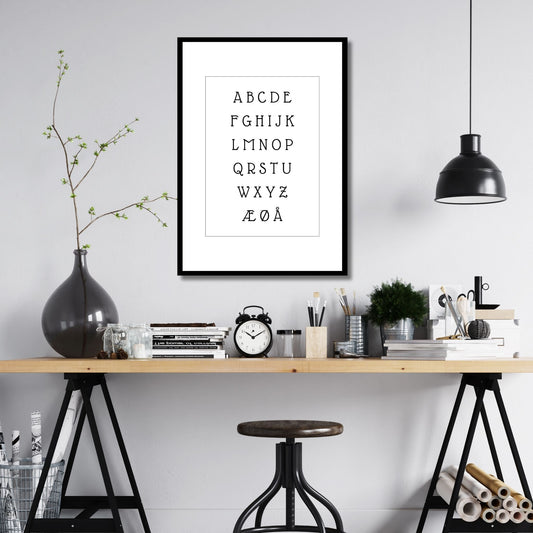 Alfabetplakat skrift Glass Antiqua - store bokstaver. Illustrasjon plakat i sort ramme.