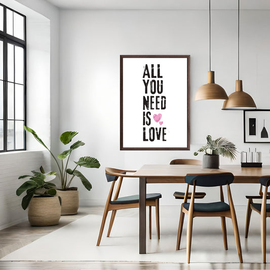 ALL YOU NEED IS LOVE - grafisk tekstplakat med sort tekst på hvit bakgrunn, og to rosa hjerter. Illustrasjon viser plakat i ramme på en vegg ved et spisebord.