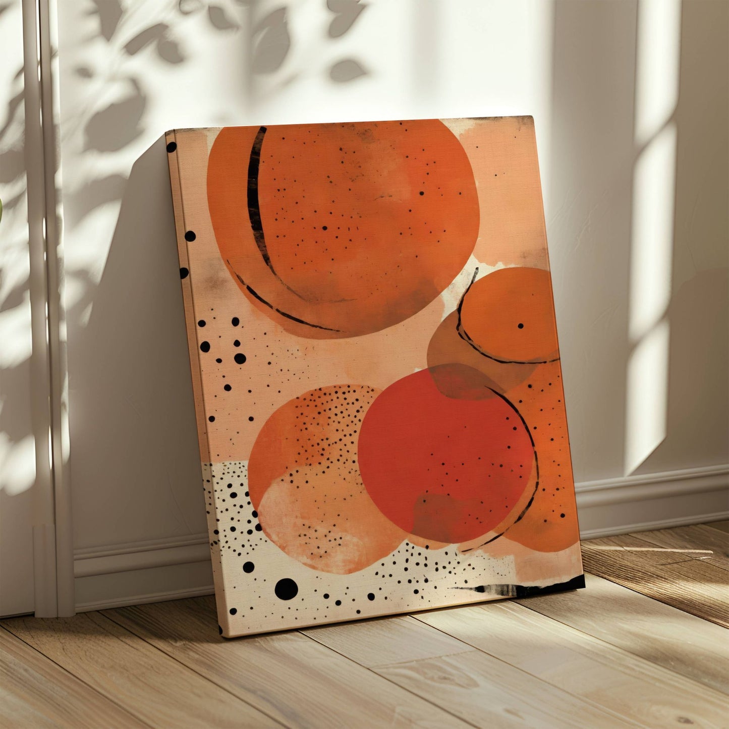 Med sine myke, organiske former i nyanser av rav, terrakotta og beige, kombinert med lekne svarte prikker, skaper dette kunstverket et moderne og stilrent uttrykk. Illustrasjon viser motivet på lerret.