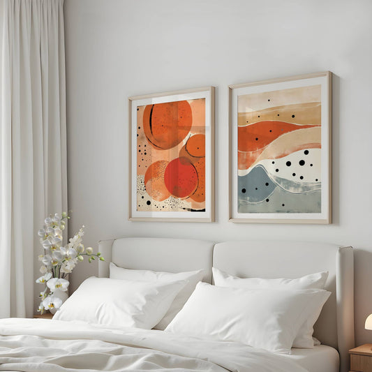 Med varme jordtoner i terrakotta, beige og dempede blå nyanser skaper Desert Waves og Amber Dots en harmonisk og sofistikert atmosfære. Illustrasjon viser motivene som plakater med passepartout i rammer over en seng.