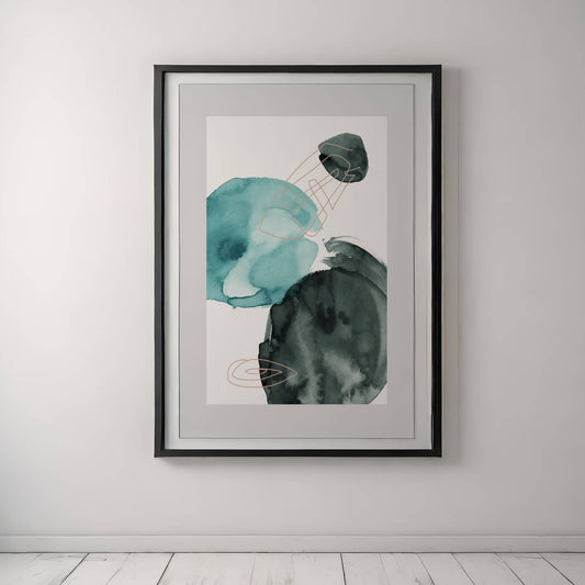 De flytende blå og grønne akvarellformene skaper en beroligende bakgrunn, mens den tynne, rosa linjen binder sammen motivet med et moderne og subtilt uttrykk. Illustrasjon viser plakat i sort ramme.