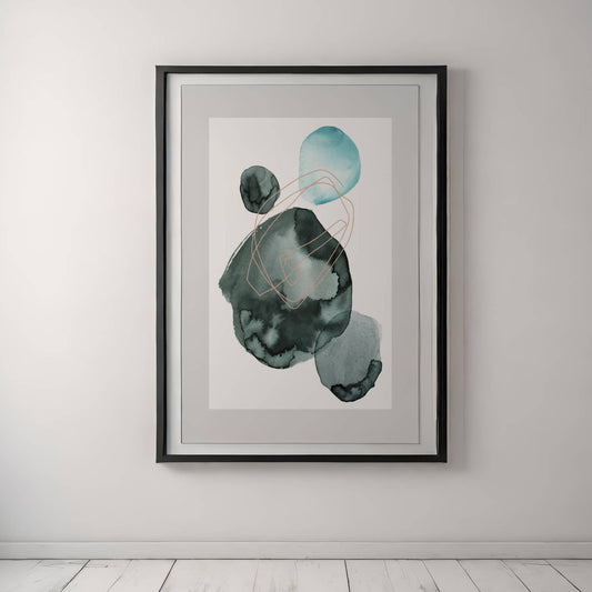 De flytende blå og grønne akvarellformene skaper en beroligende bakgrunn, mens den tynne, rosa linjen binder sammen motivet med et moderne og subtilt uttrykk. Illustrasjon viser plakat i sort ramme.