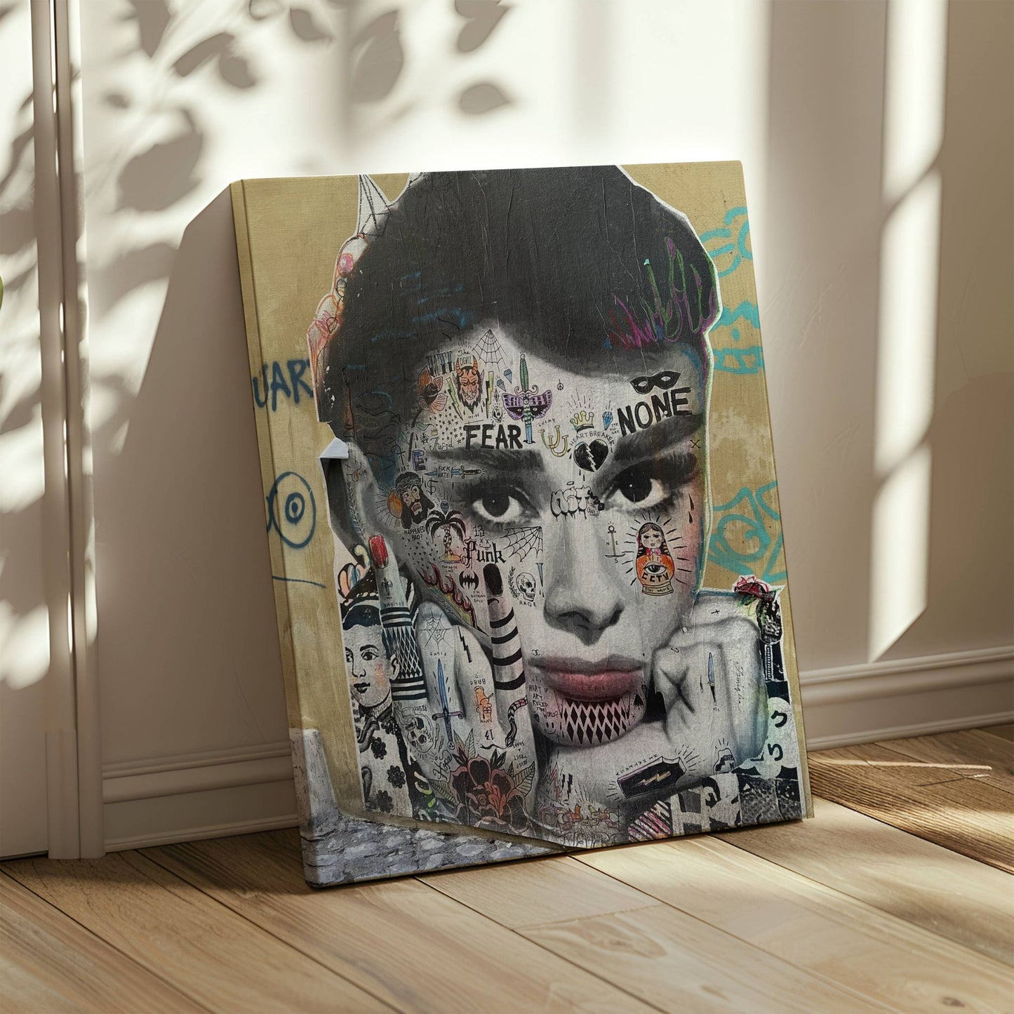 Motivet viser en paste up plakat av "Audrey Hepburn" på lerret.