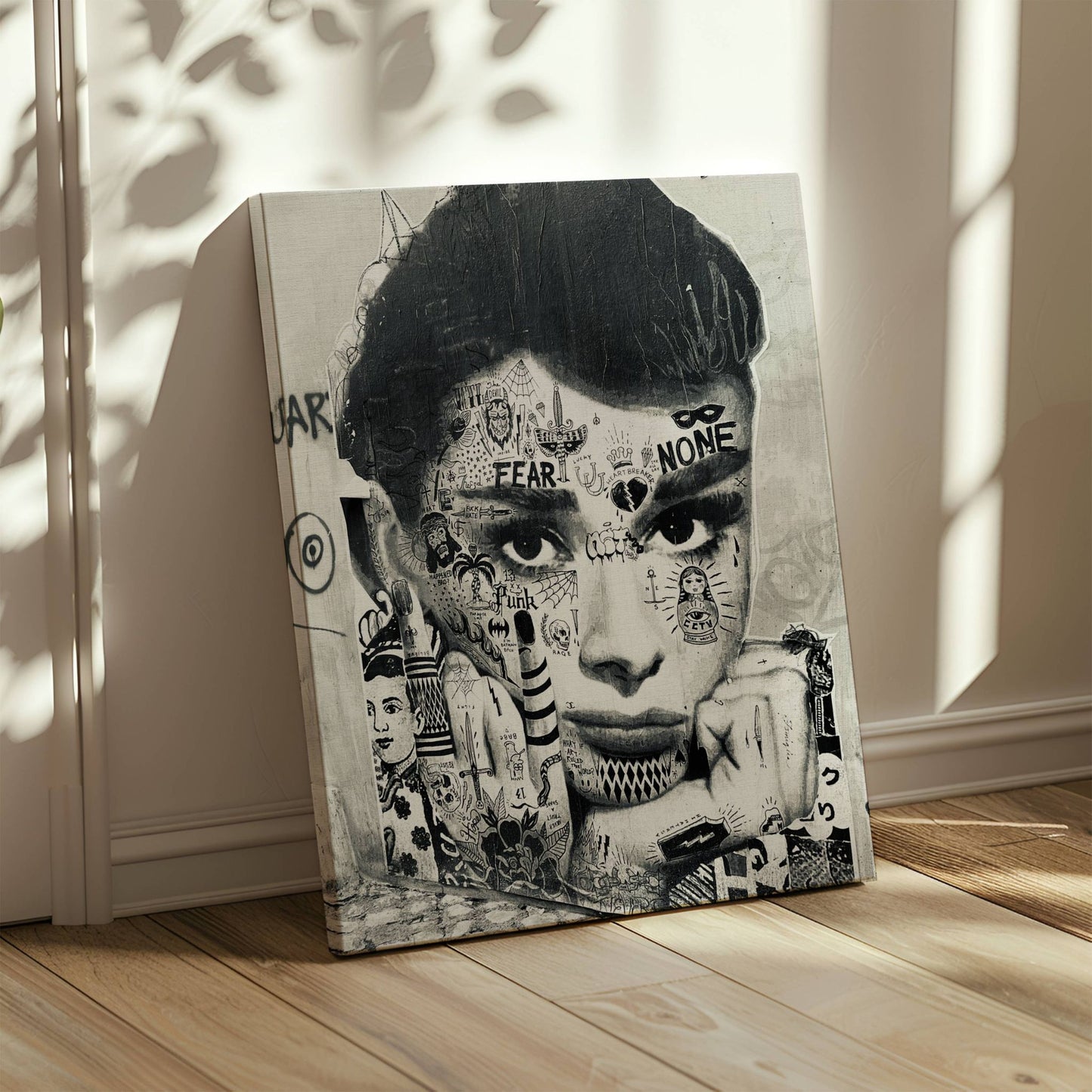 Motivet viser en monokrom paste up av "Audrey Hepburn" på lerret.