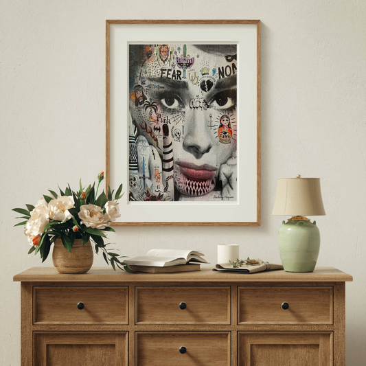 Illustrasjonen viser en paste up plakat av "Audrey Hepburn" i en eik ramme.