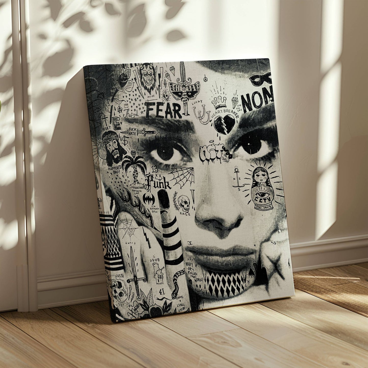 Motivet viser en monokrom paste up av "Audrey Hepburn" på lerret.