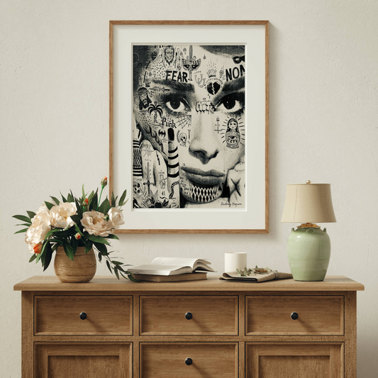 Motivet viser en monokrom paste up plakat av "Audrey Hepburn" i en eik ramme.