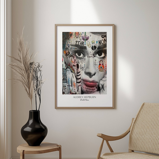 Illustrasjonen viser en fargerik paste up plakat av "Audrey Hepburn" i eik ramme.