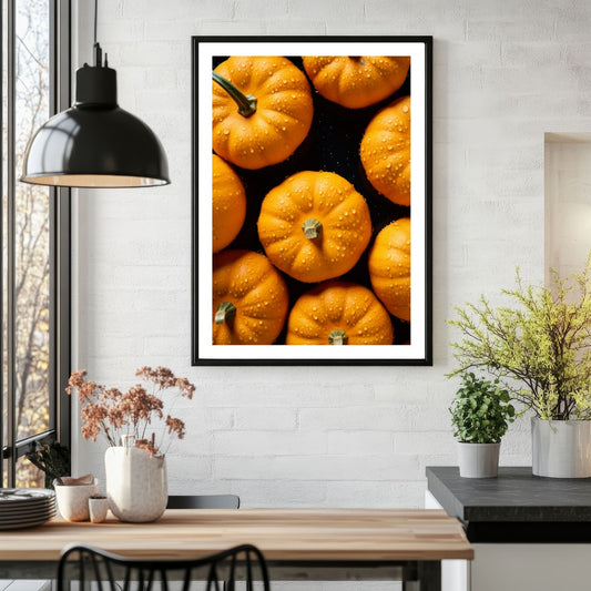 Med fargerike gresskar i varme høsttoner, perfekt for å feire både Halloween og den vakre høstsesongen, skaper disse kunstverkene en lun og festlig atmosfære. Illustrasjonsfoto viser motivet som plakat i sort ramme.