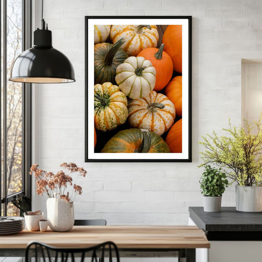 Med fargerike gresskar i varme høsttoner, perfekt for å feire både Halloween og den vakre høstsesongen, skaper disse kunstverkene en lun og festlig atmosfære. Illustrasjonsfoto viser motivet som plakat i sort ramme.