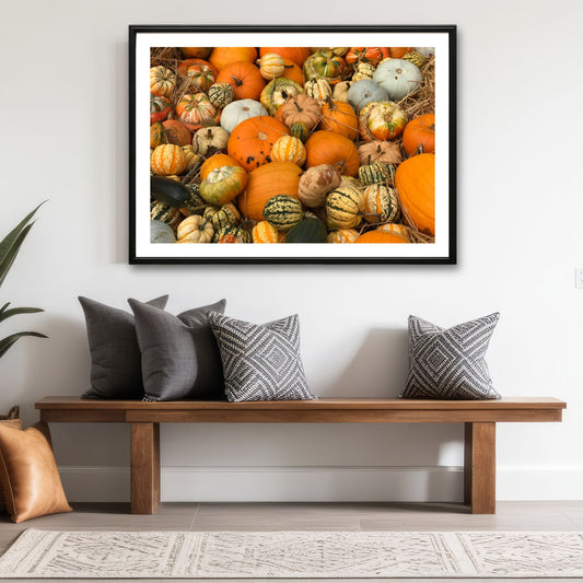 Med fargerike gresskar i varme høsttoner, perfekt for å feire både Halloween og den vakre høstsesongen, skaper disse kunstverkene en lun og festlig atmosfære. Illustrasjonsfoto viser motivet som plakat i sort ramme.