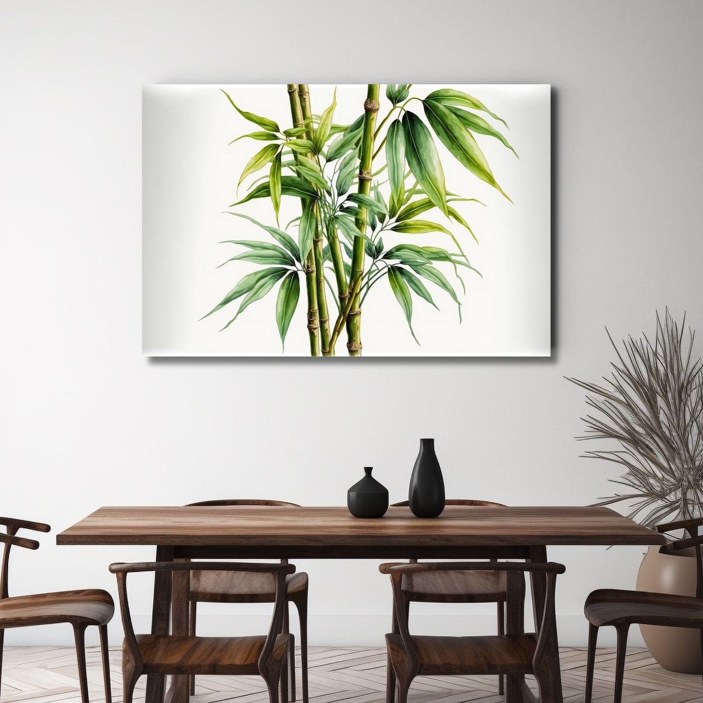 Grafisk akvarell av bambus kvister i grønne nyanser på grå og hvit bakgrunn. Illustrasjonsfoto viser motivet på lerret på en vegg over et spisebord.