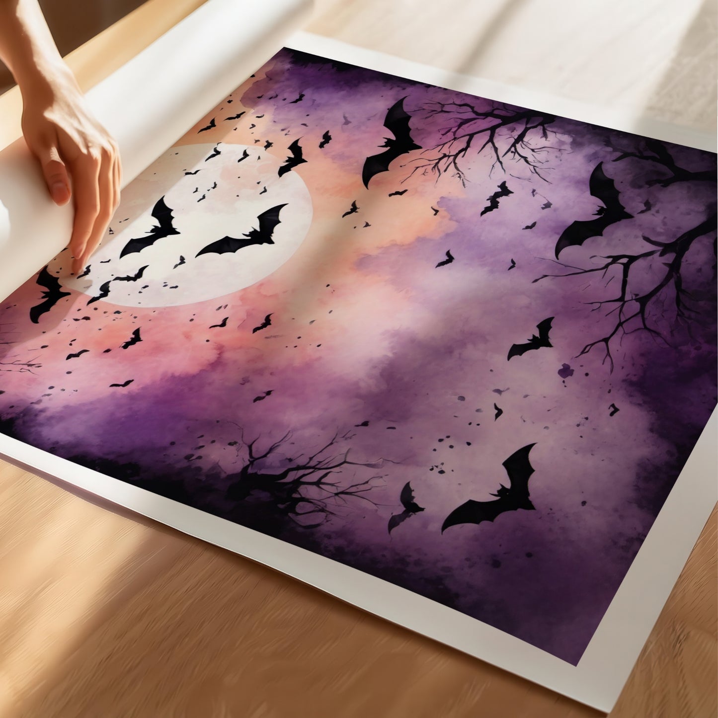 “Bats & Moonlight” viser en stemningsfull høsthimmel badet i lilla og oransje nyanser, med flaggermus som sirkler rundt fullmånen. Illustrasjon vbiser plakat på print.