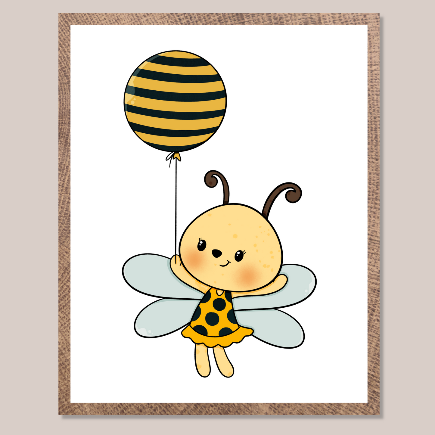 Grafisk motiv som illustrerer en bie-jente som holder en ballong med svarte og gule striper. Den har lyse blå vinger og en gul kjole med svarte prikker.