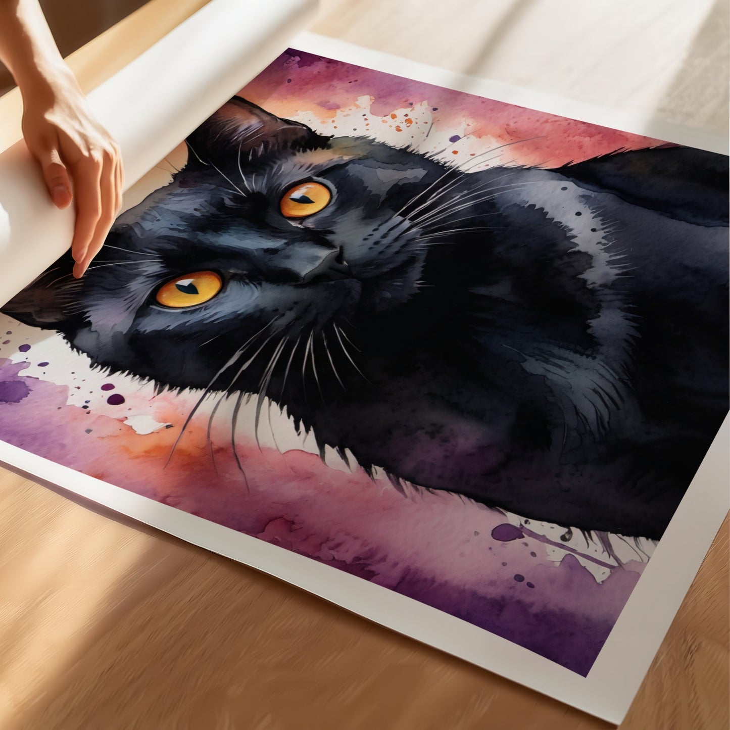 “Black Cat Charm” viser en vakker svart katt med ravgule øyne mot en bakgrunn av lilla og oransje akvarell. Illustraskon viser plakat på print.