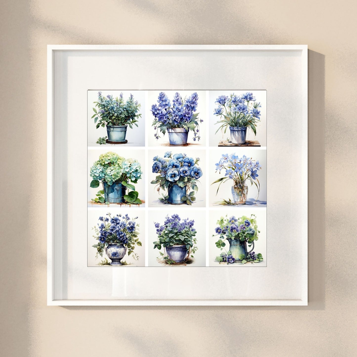 Våre "Blomster i Blått" plakat og lerret er vakkert designet med grafiske illustrasjoner i akvarell, som fremhever botaniske motiv av planter og blomster i nyanser av blått. Illustrasjon viser motivet som plakat i hvit ramme.
