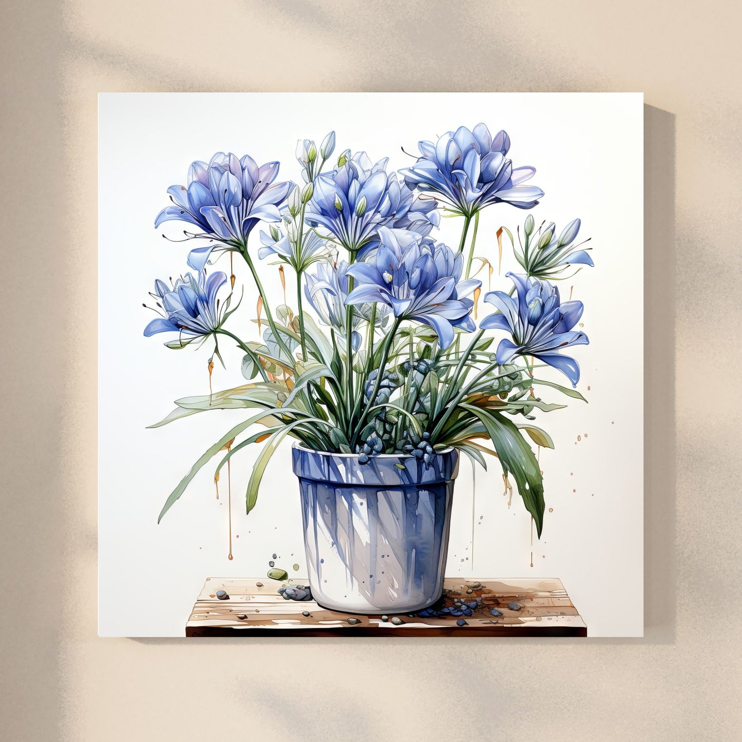 Våre "Blomster i Blått" plakat og lerret er vakkert designet med grafiske illustrasjoner i akvarell, som fremhever botaniske motiv av planter og blomster i nyanser av blått. Illustrasjon viser motivet på lerret.