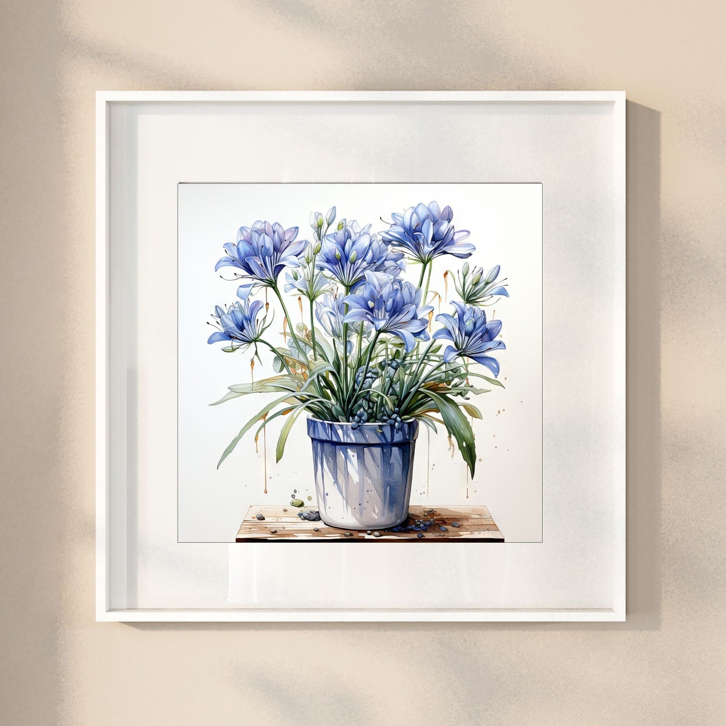 Våre "Blomster i Blått" plakat og lerret er vakkert designet med grafiske illustrasjoner i akvarell, som fremhever botaniske motiv av planter og blomster i nyanser av blått. Illustrasjon viser motivet som plakat i hvit ramme.