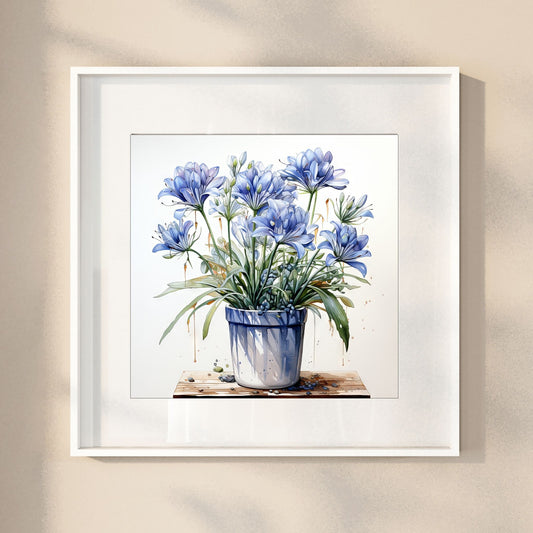 Våre "Blomster i Blått" plakat og lerret er vakkert designet med grafiske illustrasjoner i akvarell, som fremhever botaniske motiv av planter og blomster i nyanser av blått. Illustrasjon viser motivet som plakat i hvit ramme.