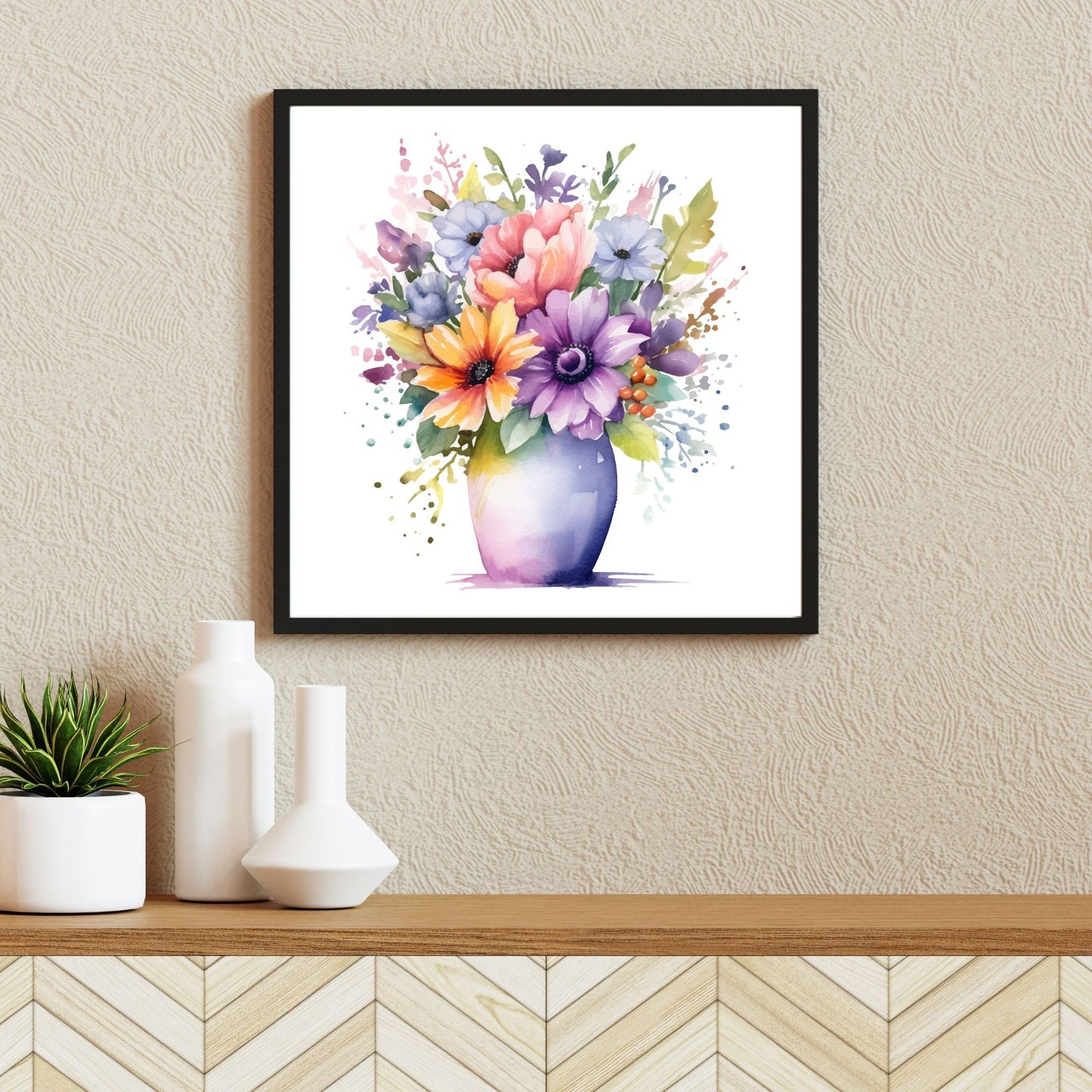 Vår "Blomster i vase" plakat og lerret er kunstnerisk utformet med grafiske illustrasjoner i akvarell, som skildrer en fargerik blomsterbukett i vase. Illustrasjonen viser motivet som plakat i en svart ramme.