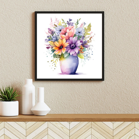 Vår "Blomster i vase" plakat og lerret er kunstnerisk utformet med grafiske illustrasjoner i akvarell, som skildrer en fargerik blomsterbukett i vase.  Illustrasjonen viser motivet som plakat i en svart ramme.