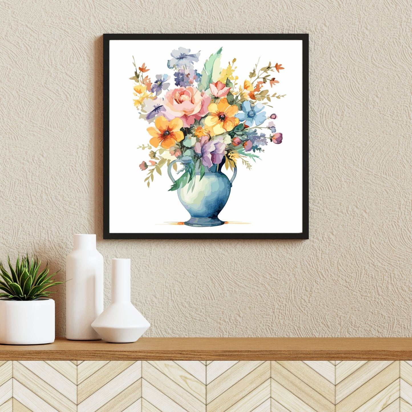 Vår "Blomster i vase" plakat og lerret er kunstnerisk utformet med grafiske illustrasjoner i akvarell, som skildrer en fargerik blomsterbukett i vase. Illustrasjonen viser motivet som plakat i en svart ramme.