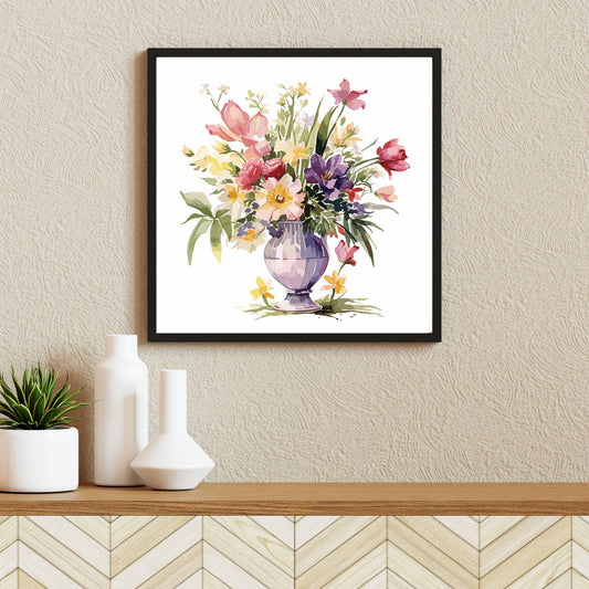Vår "Blomster i vase" plakat og lerret er kunstnerisk utformet med grafiske illustrasjoner i akvarell, som skildrer en fargerik blomsterbukett i vase.  Illustrasjonen viser motivet som plakat i en svart ramme.