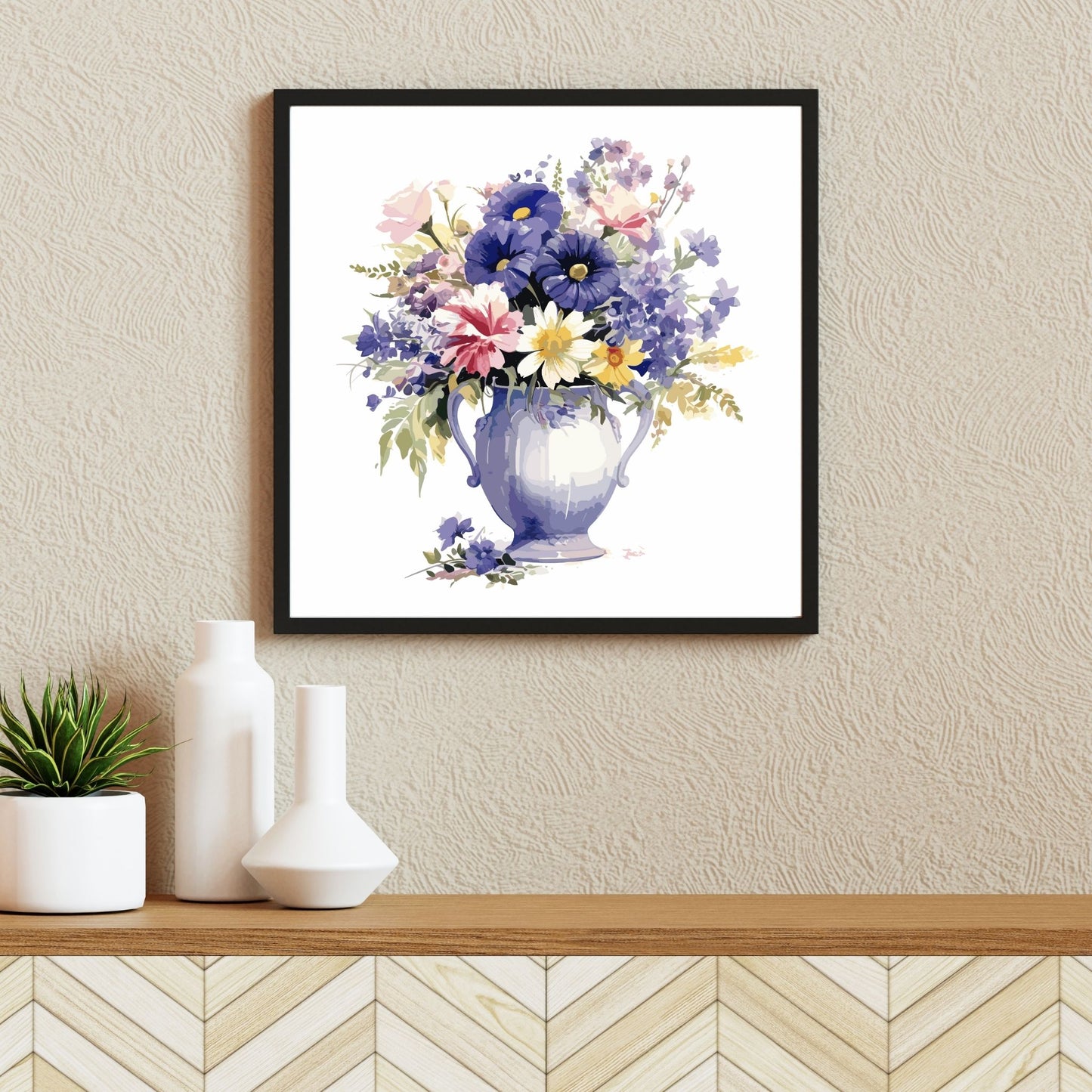 Vår "Blomster i vase" plakat og lerret er kunstnerisk utformet med grafiske illustrasjoner i akvarell, som skildrer en fargerik blomsterbukett i vase. Illustrasjonen viser motivet som plakat i en svart ramme.