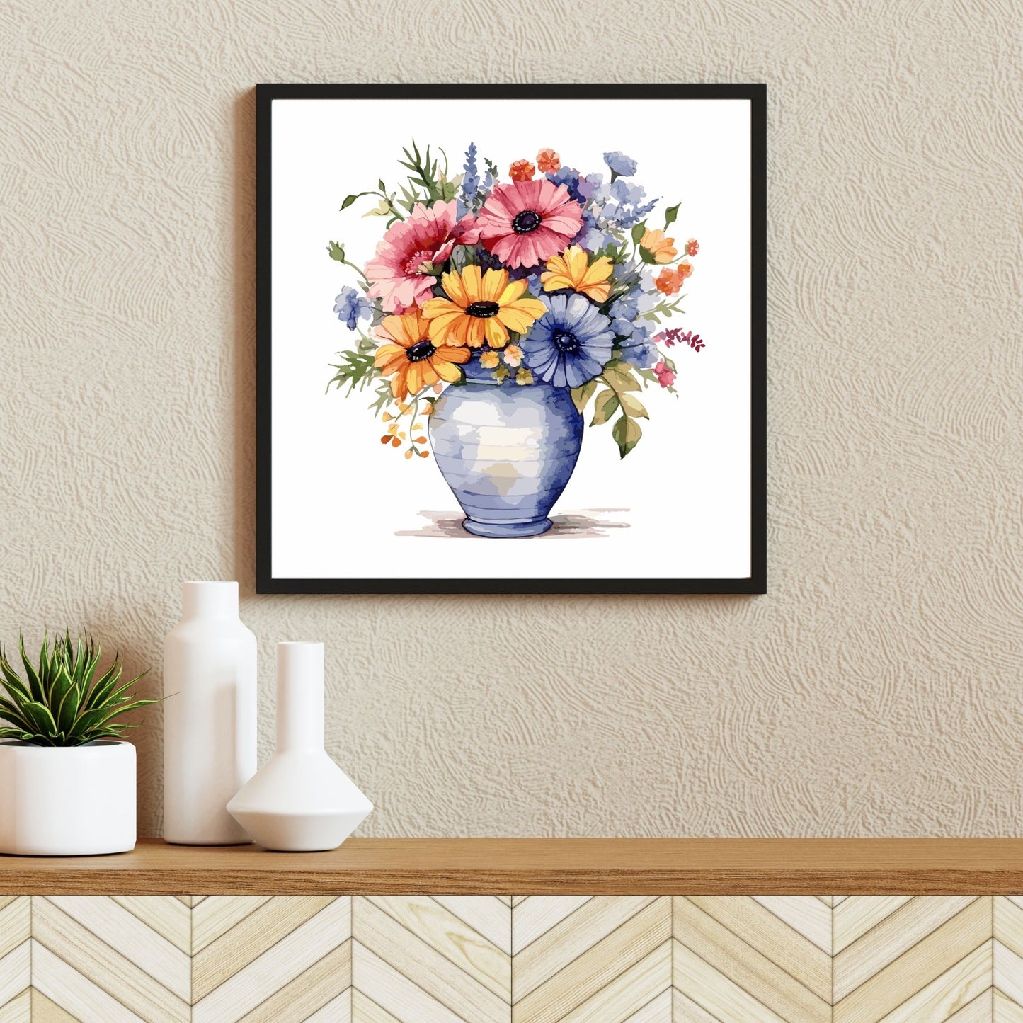 Vår "Blomster i vase" plakat og lerret er kunstnerisk utformet med grafiske illustrasjoner i akvarell, som skildrer en fargerik blomsterbukett i vase. Illustrasjonen viser motivet som plakat i en svart ramme.