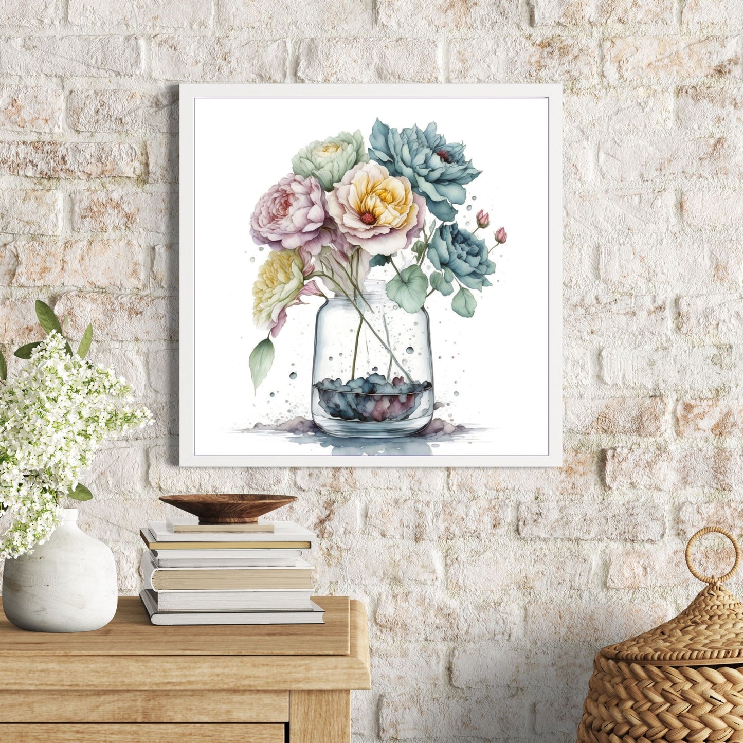 Vår "Blomster i vase" plakat og lerret er kunstnerisk utformet med grafiske illustrasjoner i akvarell, som skildrer en fargerik blomsterbukett i vase. Illustrasjonen viser motivet som plakat i en hvit ramme.