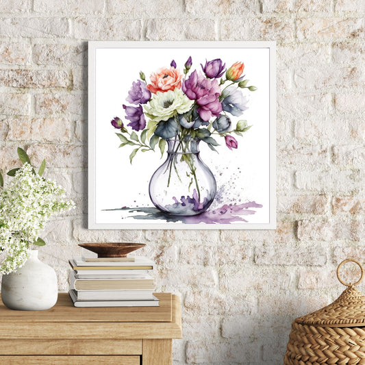 Vår "Blomster i vase" plakat og lerret er kunstnerisk utformet med grafiske illustrasjoner i akvarell, som skildrer en fargerik blomsterbukett i vase.  Illustrasjonen viser motivet som plakat i en hvit ramme.