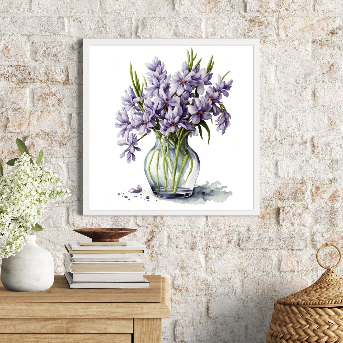 Vår "Blomster i vase" plakat og lerret er kunstnerisk utformet med grafiske illustrasjoner i akvarell, som skildrer en fargerik blomsterbukett i vase.  Illustrasjonen viser motivet som plakat i en hvit ramme.