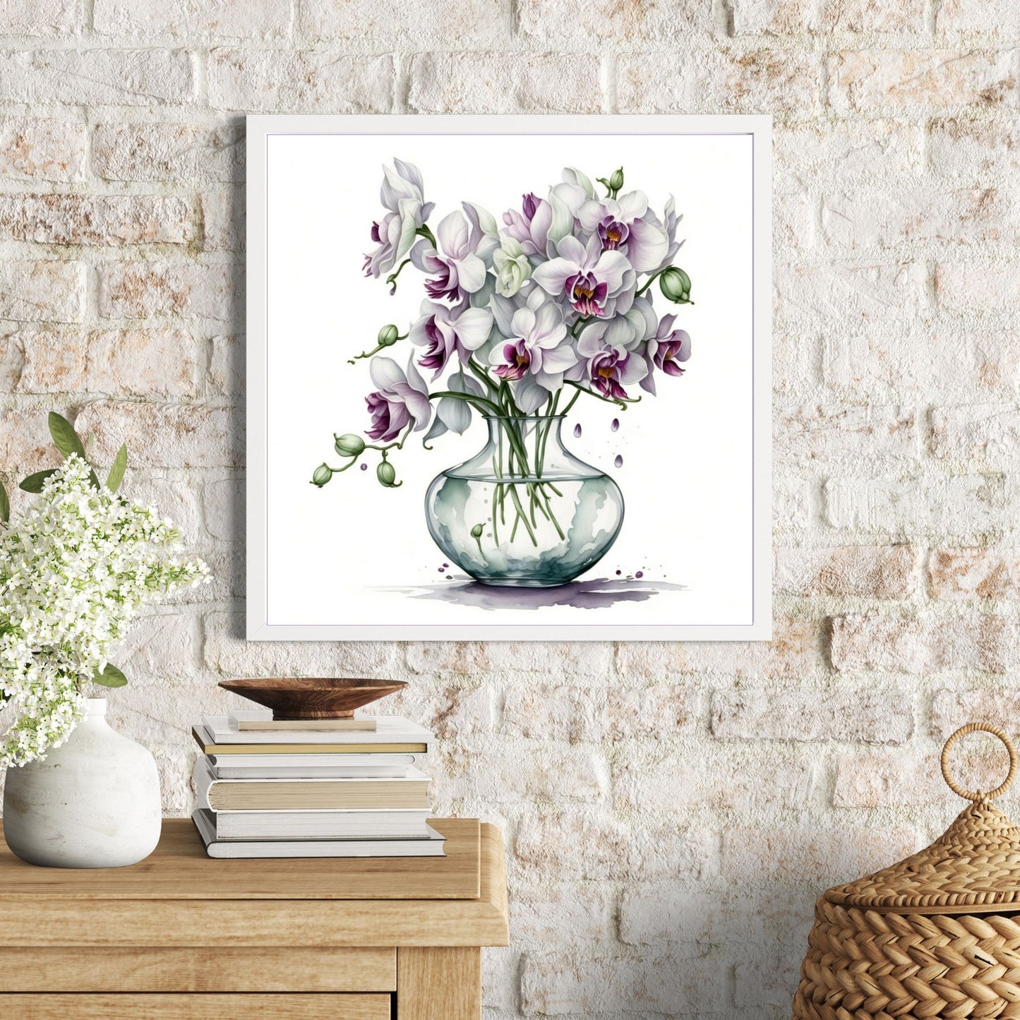 Vår "Blomster i vase" plakat og lerret er kunstnerisk utformet med grafiske illustrasjoner i akvarell, som skildrer en fargerik blomsterbukett i vase.  Illustrasjonen viser motivet som plakat i en hvit ramme.