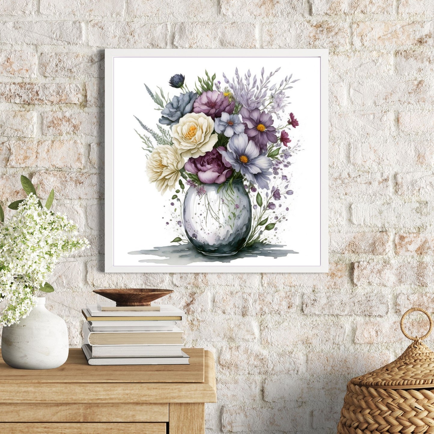 Vår "Blomster i vase" plakat og lerret er kunstnerisk utformet med grafiske illustrasjoner i akvarell, som skildrer en fargerik blomsterbukett i vase. Illustrasjonen viser motivet som plakat i en hvit ramme.