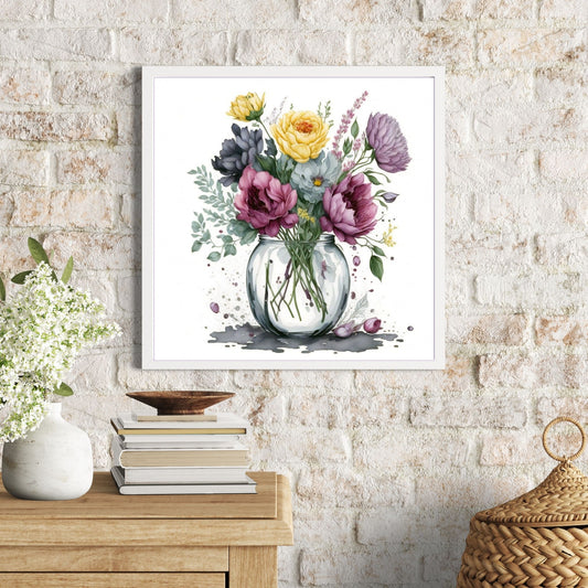 Vår "Blomster i vase" plakat og lerret er kunstnerisk utformet med grafiske illustrasjoner i akvarell, som skildrer en fargerik blomsterbukett i vase.  Illustrasjonen viser motivet som plakat i en hvit ramme.