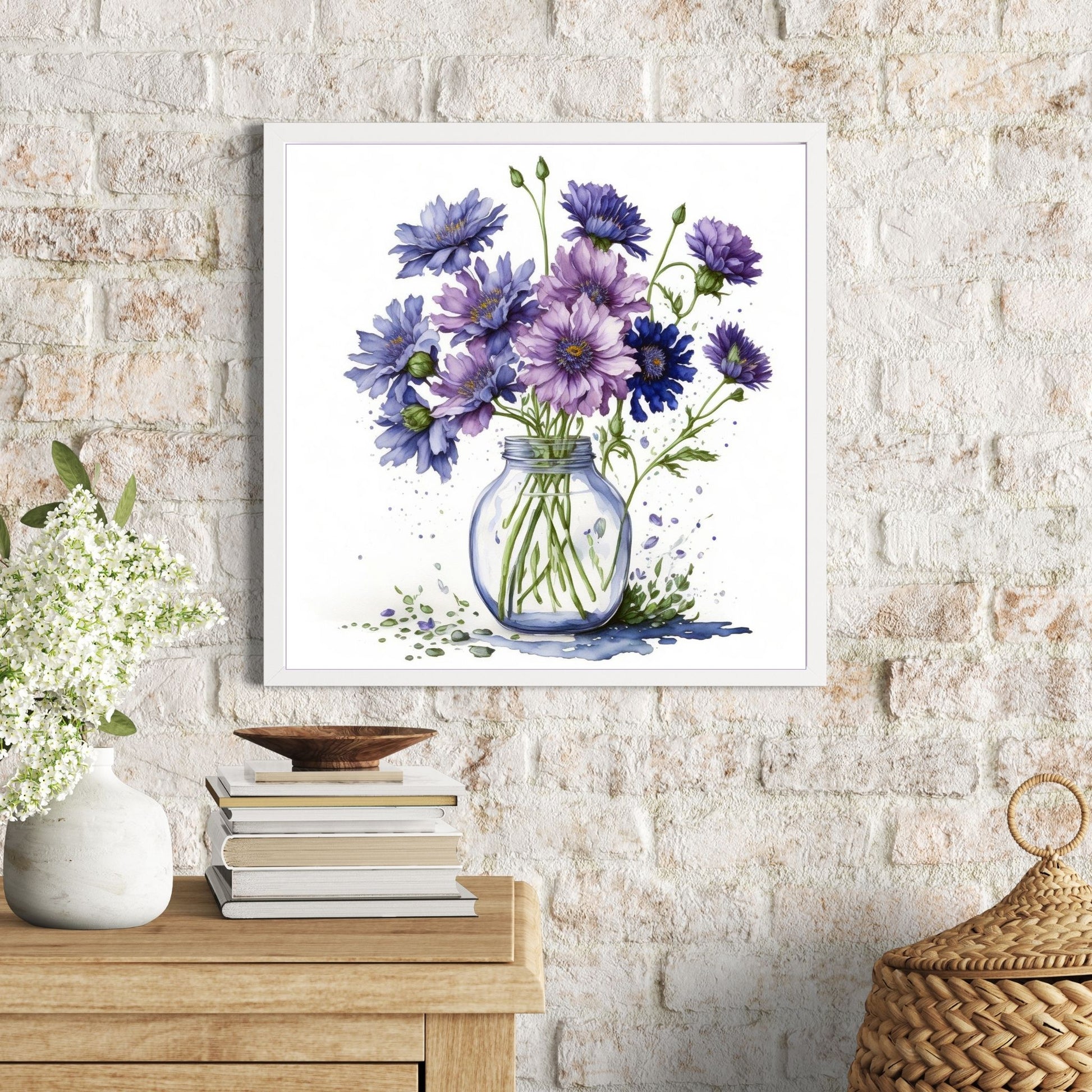 Vår "Blomster i vase" plakat og lerret er kunstnerisk utformet med grafiske illustrasjoner i akvarell, som skildrer en fargerik blomsterbukett i vase.  Illustrasjonen viser motivet som plakat i en hvit ramme.