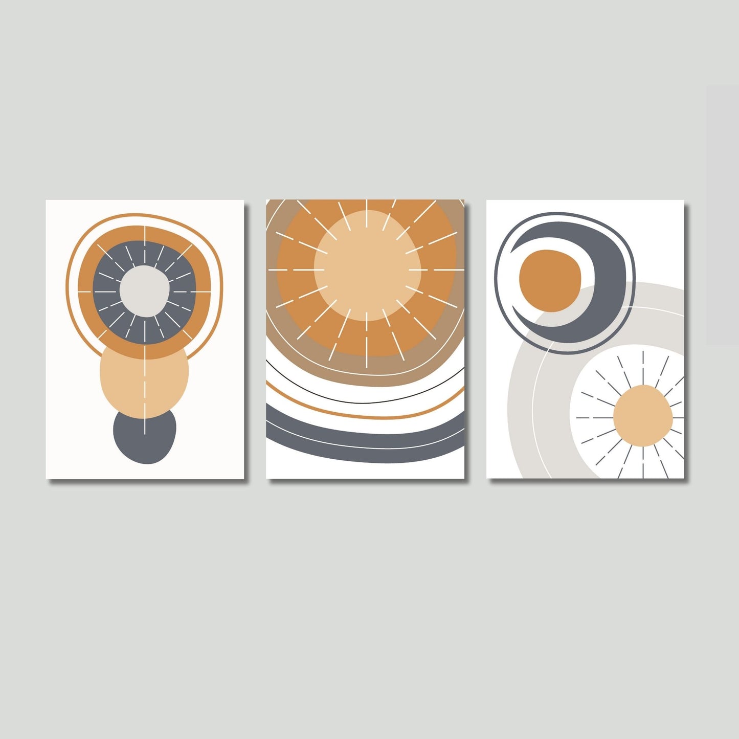 Skap et harmonisk og stilig uttrykk i hjemmet ditt med denne tredelte plakatserien, Boho Wall Art. Motivet kombinerer organiske former med sol-inspirerte sirkler og nøytrale jordfarger som beige, grått og oker. Illustrasjonsfoto viser motivene på lerret.