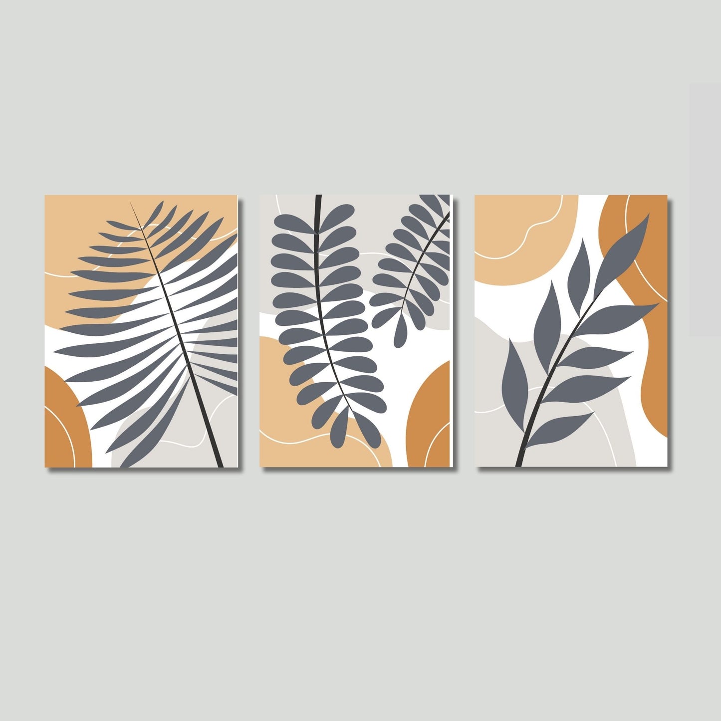 Gi hjemmet ditt et stilig og moderne uttrykk med vår vakre plakatserie "Boho Wall Art". Denne tredelte serien kombinerer organiske former og botaniske motiver i nøytrale jordtoner som beige, oker og grått. Illustrasjonsfoto viser motivene på lerret.