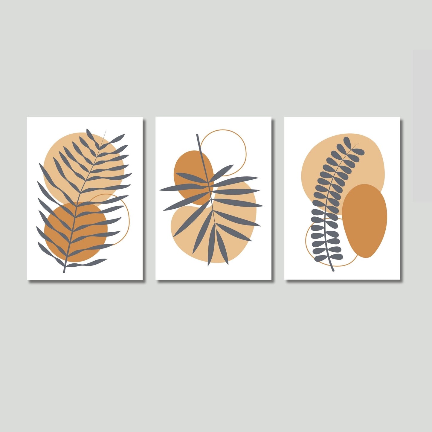 Gi hjemmet ditt et naturlig og moderne preg med Boho Wall Art. Denne stilfulle serien består av tre harmoniske motiver som kombinerer abstrakte former og elegante bladillustrasjoner, perfekt for å skape en rolig atmosfære i ethvert rom. Illustrasjonsfoto viser motivene på lerret.