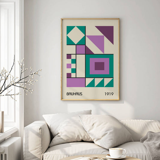 Denne geometriske Bauhaus-inspirerte plakaten kombinerer abstrakte former, rene linjer og en balansert fargepalett i lilla, grønt og svart for å skape en tidløs og elegant veggdekorasjon. Illustrasjon viser plakat i eik ramme.