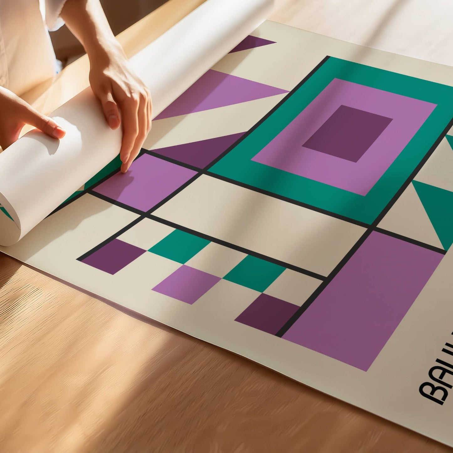 Denne geometriske Bauhaus-inspirerte plakaten kombinerer abstrakte former, rene linjer og en balansert fargepalett i lilla, grønt og svart for å skape en tidløs og elegant veggdekorasjon. Illustrasjon viser plakat på print.